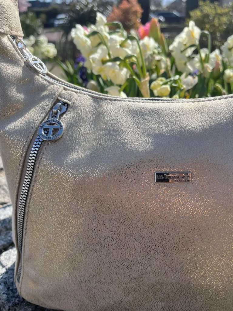 Sac Les Tropeziennes beige scintillant disponible chez Evasion Eu