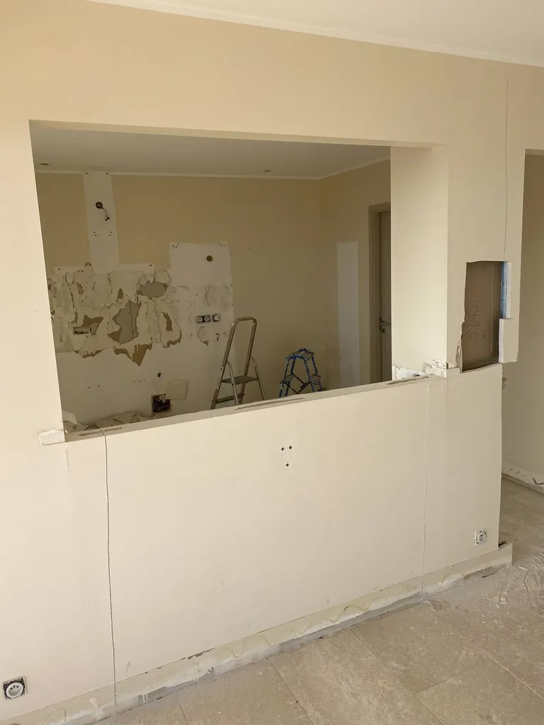 Réalisation de peintures des murs et plafonds dans une maison à Sanary