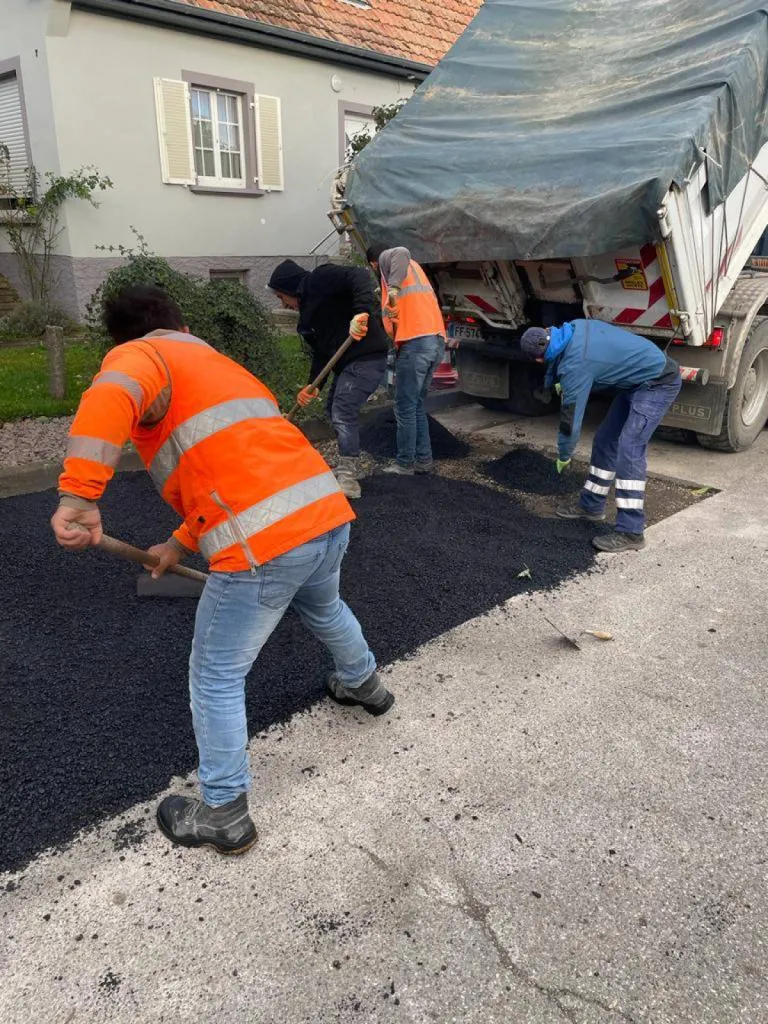 Mise en œuvre d'enrobé à Wiwersheim, près de Stutzheim