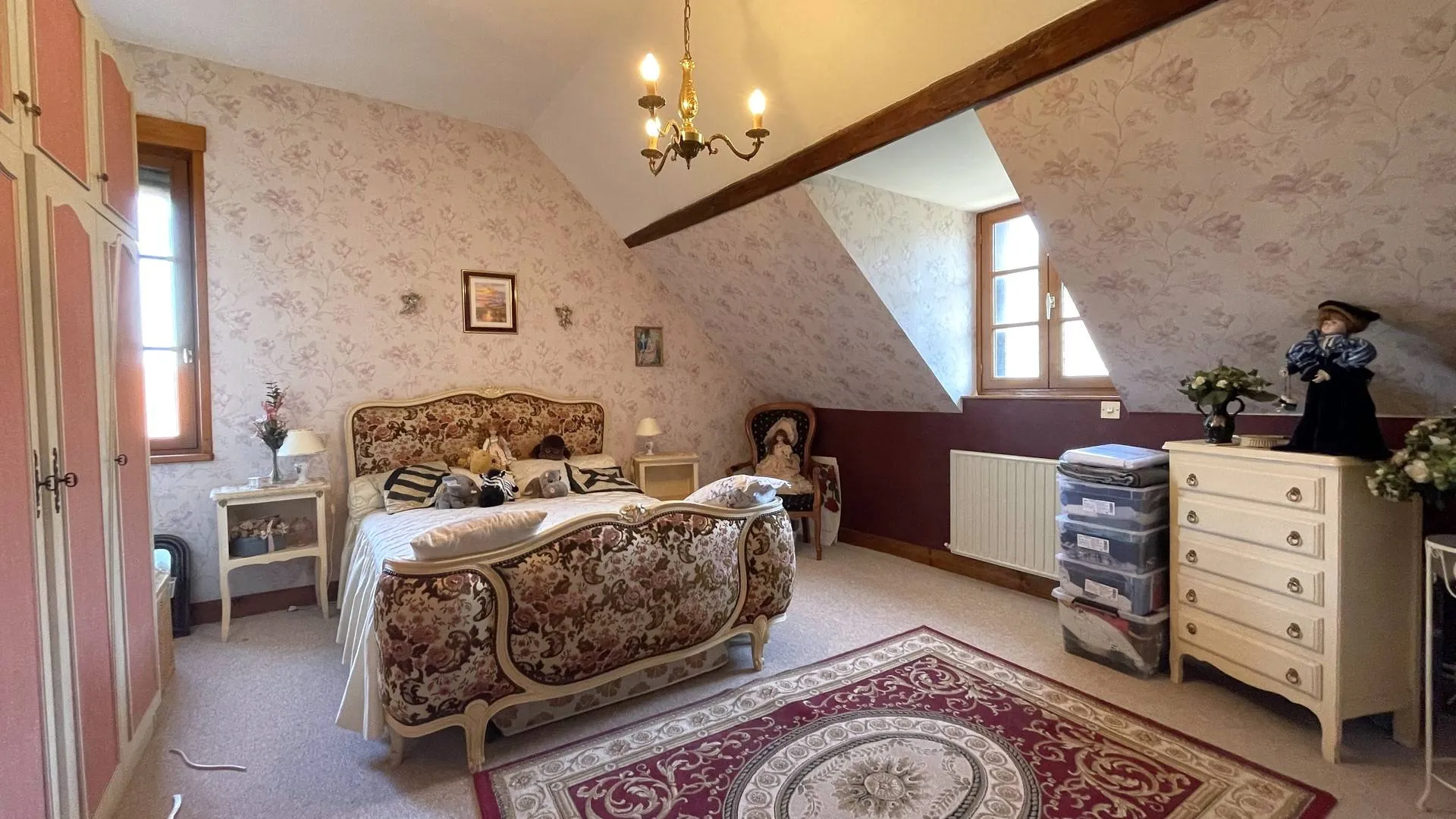 Propriété avec chambres communicantes à vendre** : Deux chambres communicantes de l’autre côté du palier.