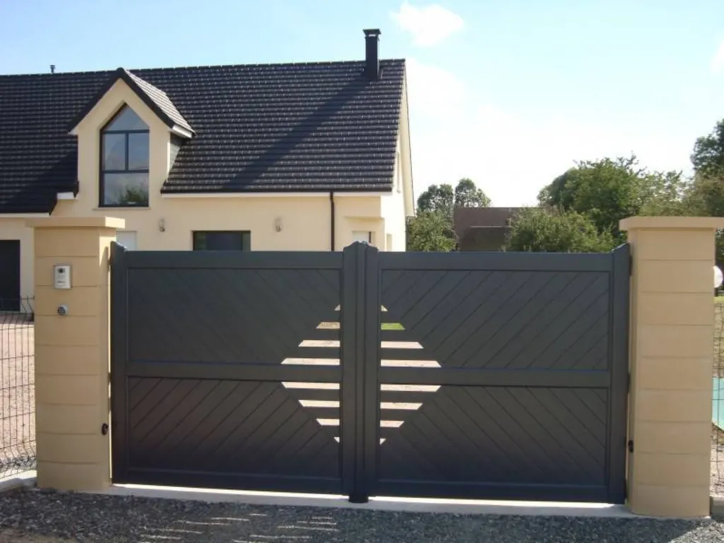 Installation d’un portail contemporain en aluminium à Deauville 14