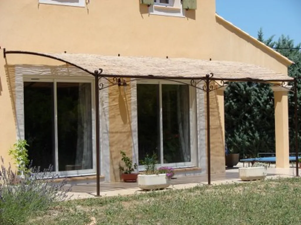 Pergola en fer forgé sur mesure à Gréasque 