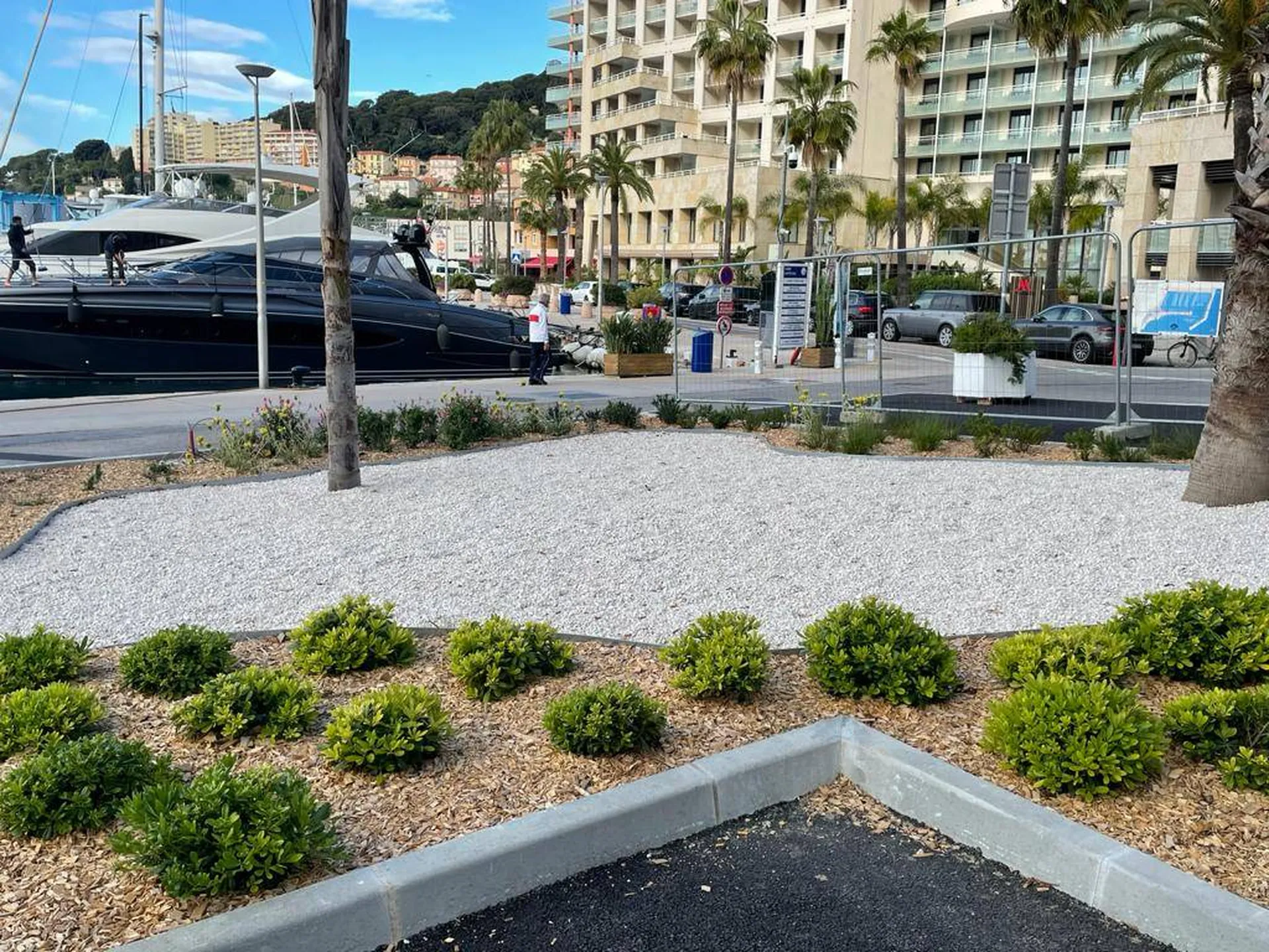 Aménagement massifs arbustes pittosporum Cap d'ail