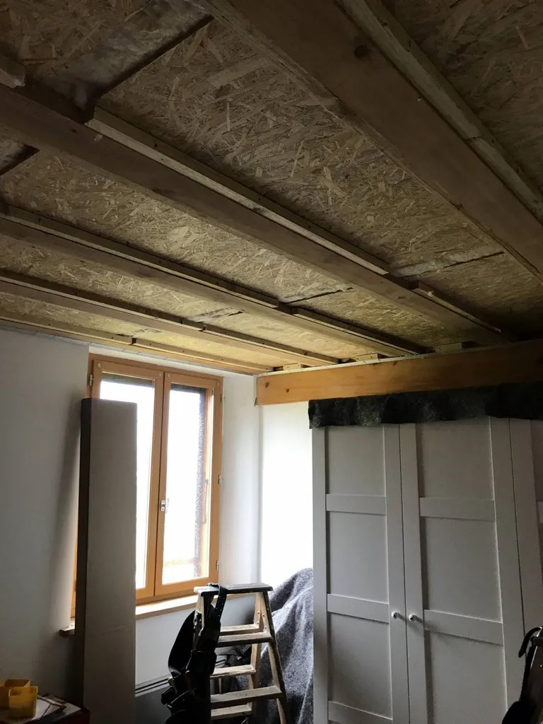 Comment recouvrir un plafond en bois brut avec des poutrelles (plancher) dans des chambres ? valcabrère