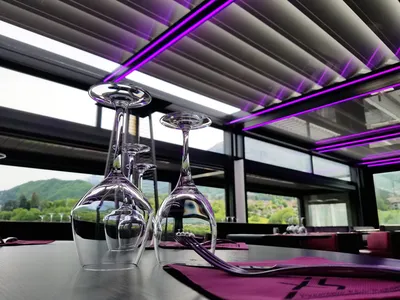 Pergola rétractable avec éclairage Strips RGB intégré à la structure en option à Vias proche de Béziers