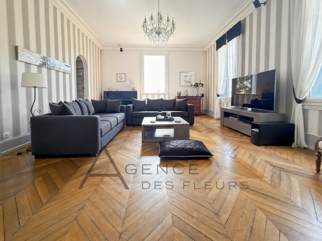À vendre, propriété d'exception de 265 m² sur un terrain de 5200 m² située à LA SAUSSAYE 27370