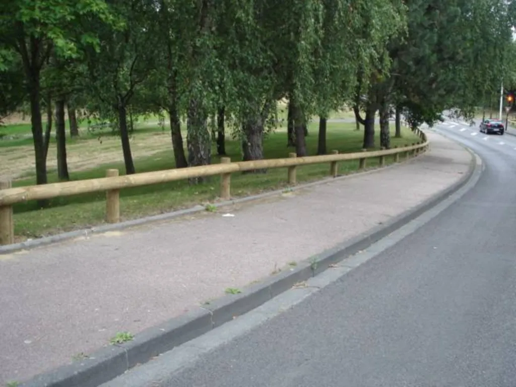 Installation d'une glissière bois pour limiter les accès au Havre 76