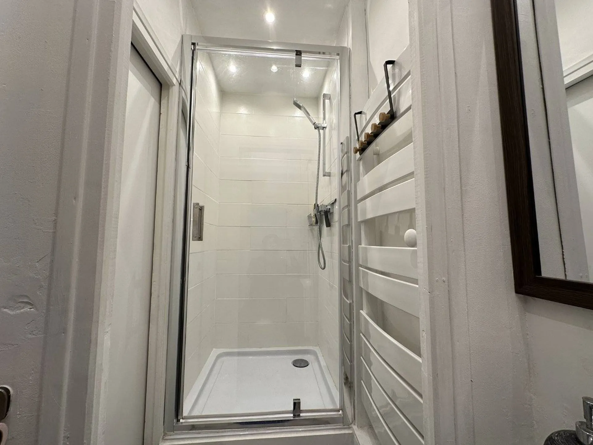 Vends Charmant appartement au rez-de-chausséeréhabilité avec cave voûtée, à deux pas de la plage de Dieppe.