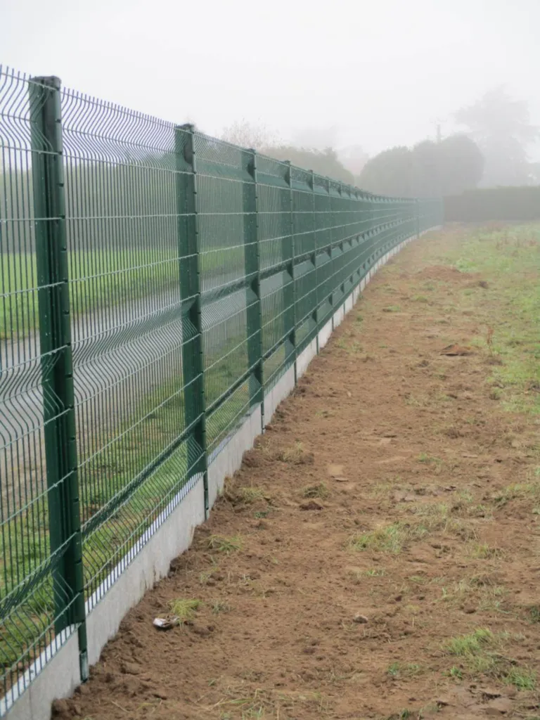 Délimitation de cimetière en clôture rigide dans l'Eure