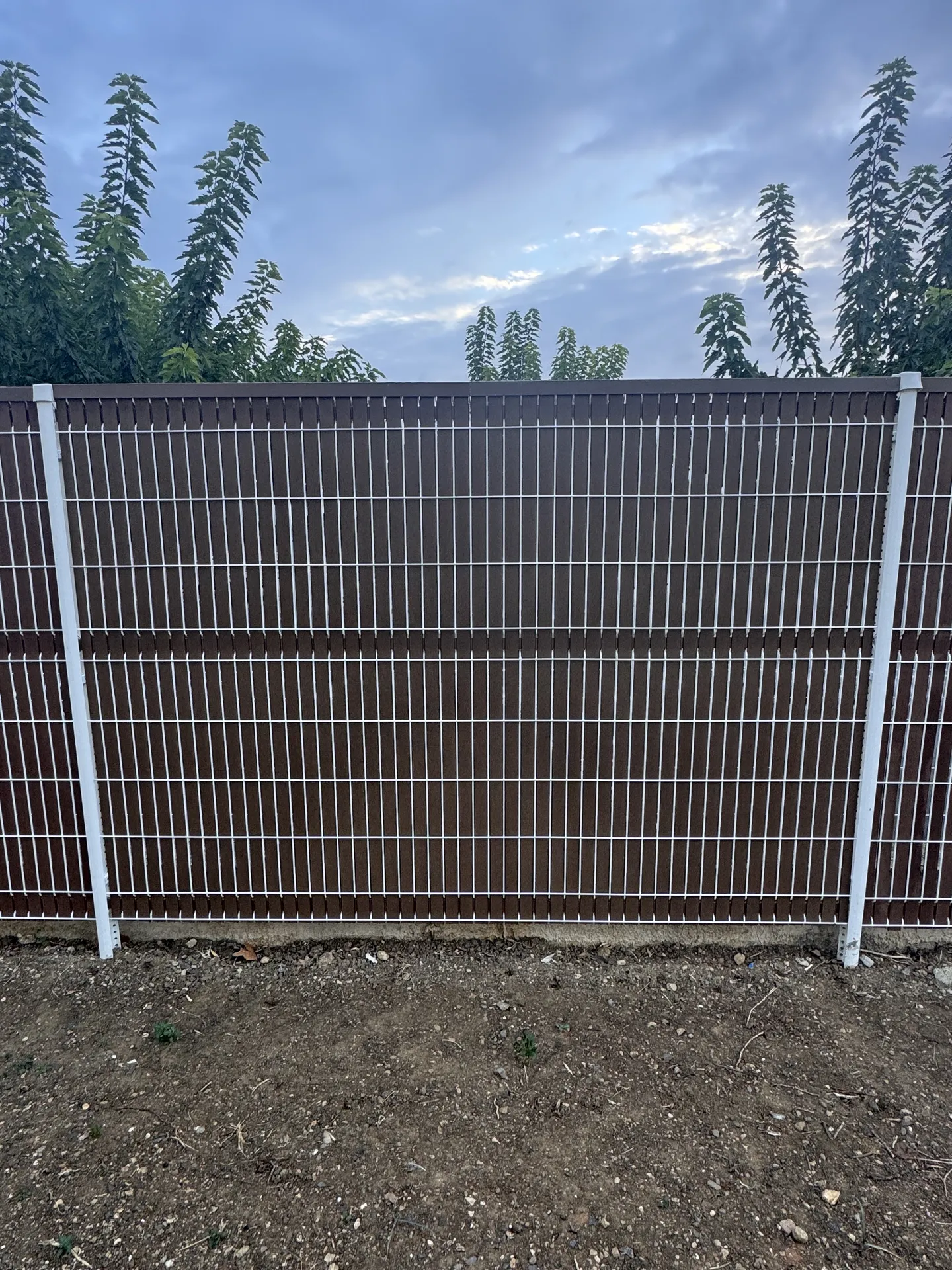 Réalisation d’une clôture rigide avec brise-vue à Bouzigues Autour de l'Etang de Thau   Les Jardins d’Ailleurs