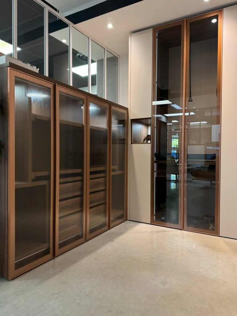 Idées d’aménagement intérieur avec dressing et meuble TV intégrés à lire dans notre showroom proche de Colomiers Haute-Garonne 31770