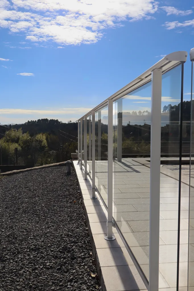 Garde-corps en aluminium et verre sur mesure pour sécurisation de piscine à Payzac en Ardèche