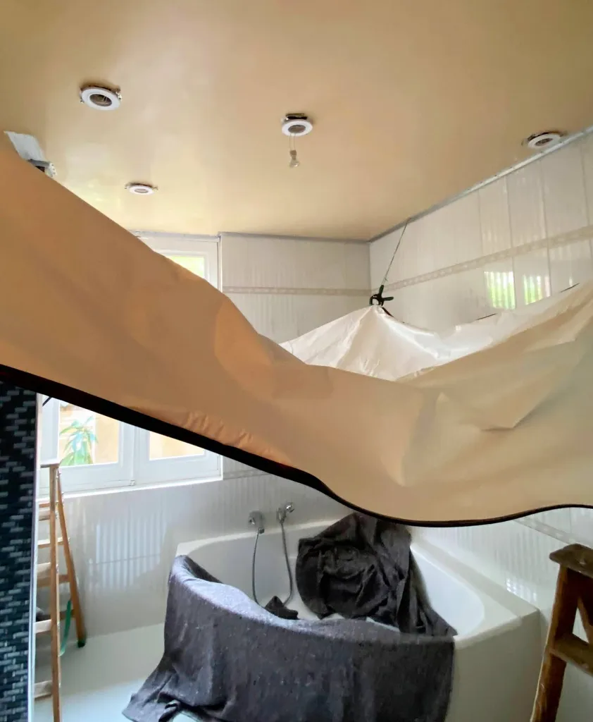 Salle de bains : Plafond brillant avec spots intégrés à Toulouse - Plafonds Tendus Occitans Toulouse