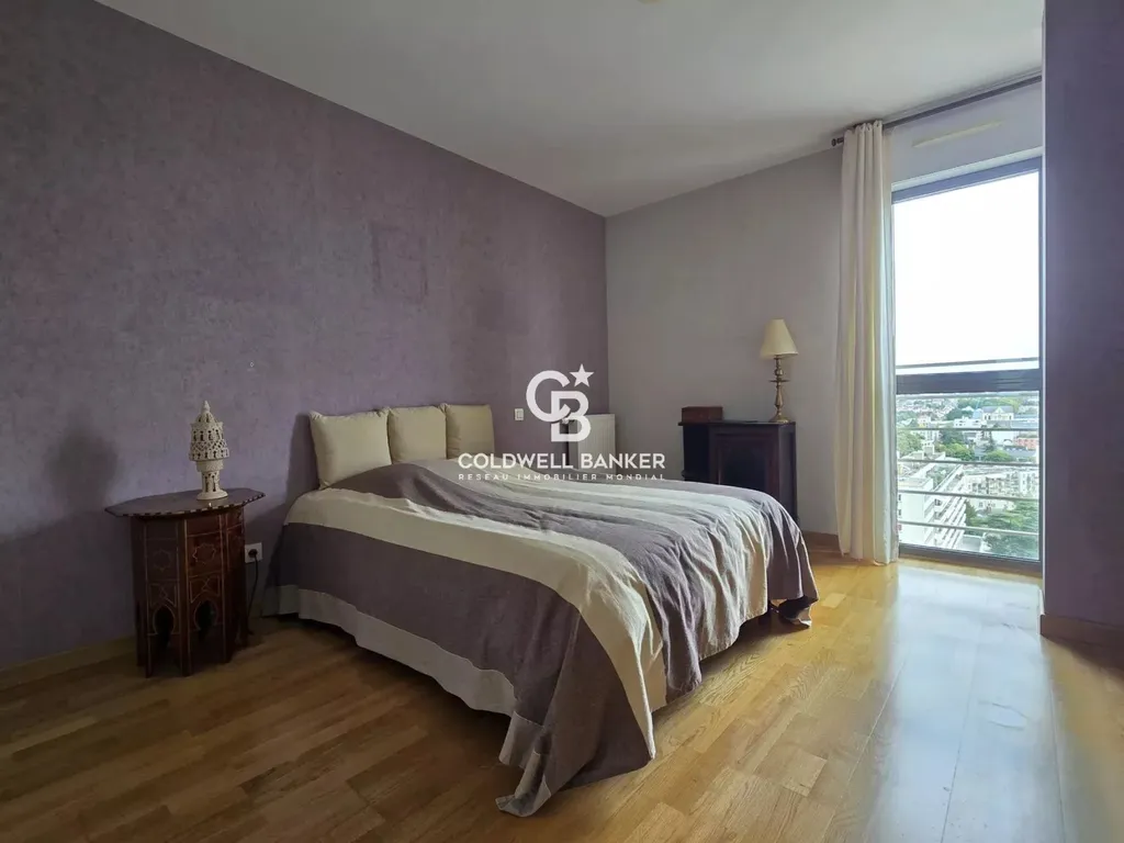 appartement propose quatre chambres spacieuses, toutes offrant une vue dégagée, ainsi que deux salles d’eau modernes