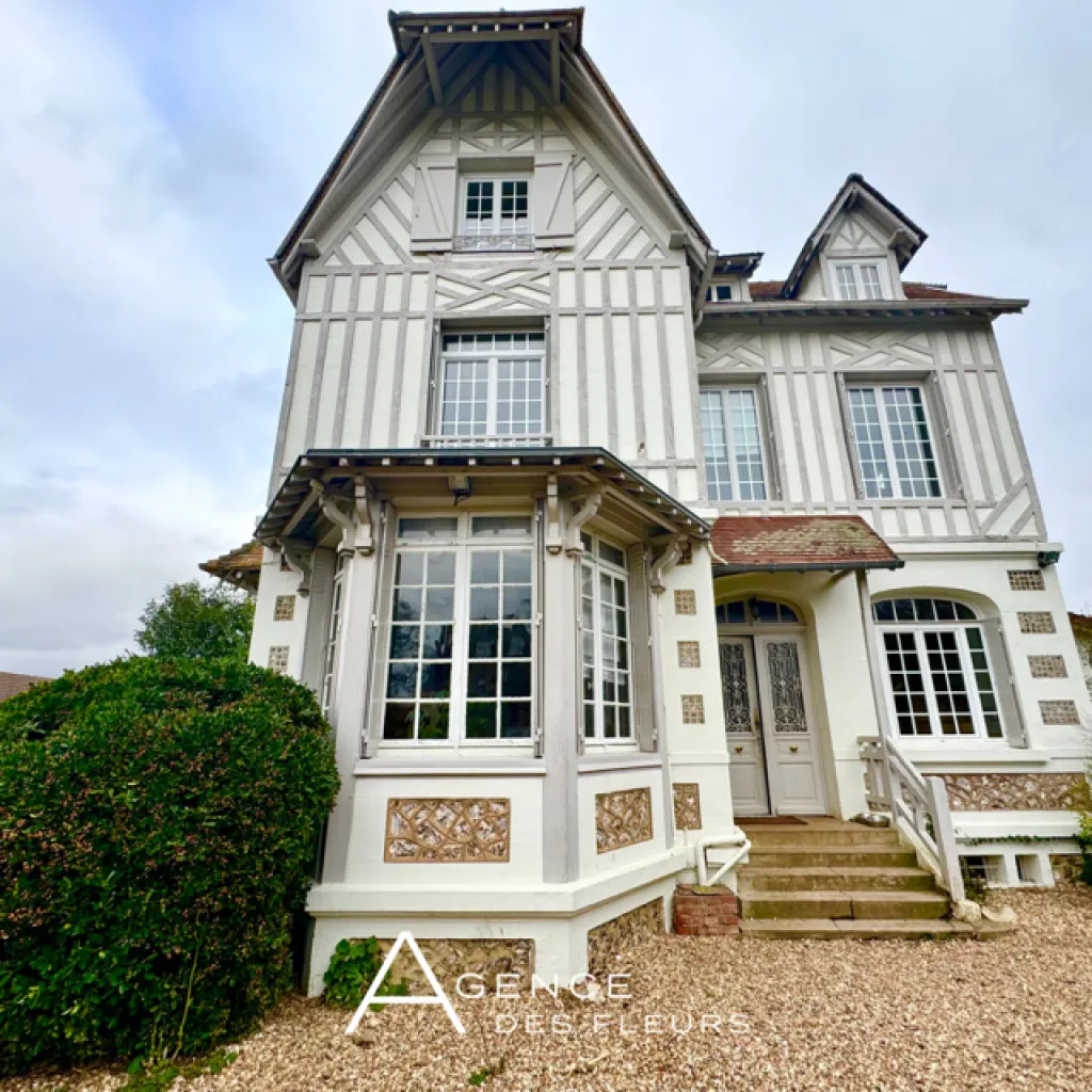A vendre magnifique demeure anglo-normande de 197 m² habitables édifiée sur un terrain de 2350 m² sur la commune de ST PIERRE LES ELBEUF