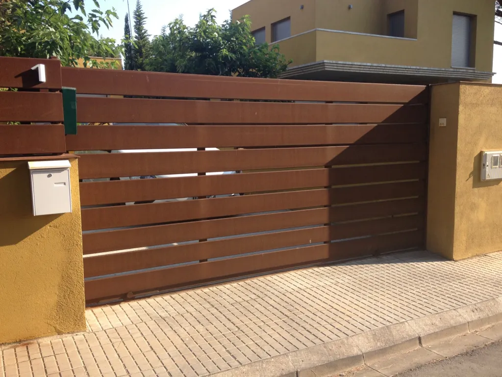 PORTAIL EN TOLE PLIEE