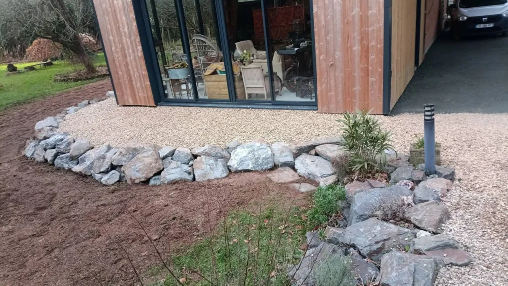 Réalisation d'un aménagement de jardin avec enrochement paysager à ST JOUIN BRUNEVAL