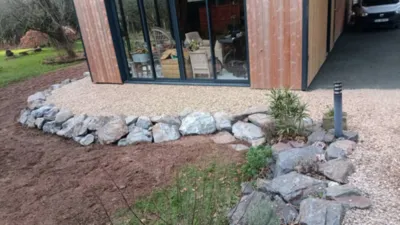Réalisation d'un aménagement de jardin avec enrochement paysager à ST JOUIN BRUNEVAL