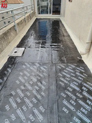 Rénovation d'une étanchéité de terrasse isolée avec dalle sur plots au dernier étage d'un appartement sur Marseille