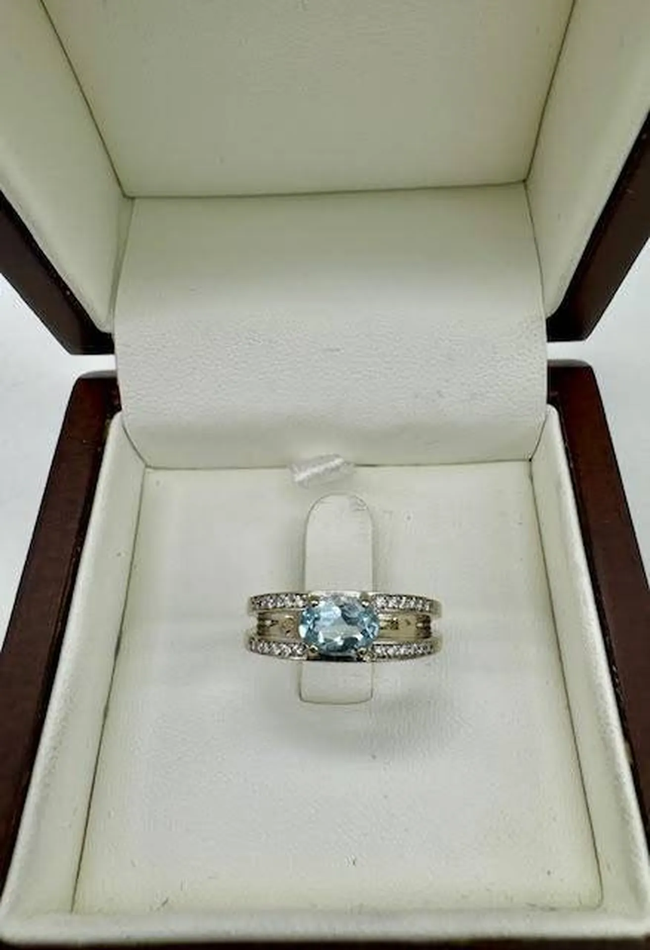 Harmonie des Pierres : Or Blanc et Aigue-Marine chez Or Ligne près de Bordeaux