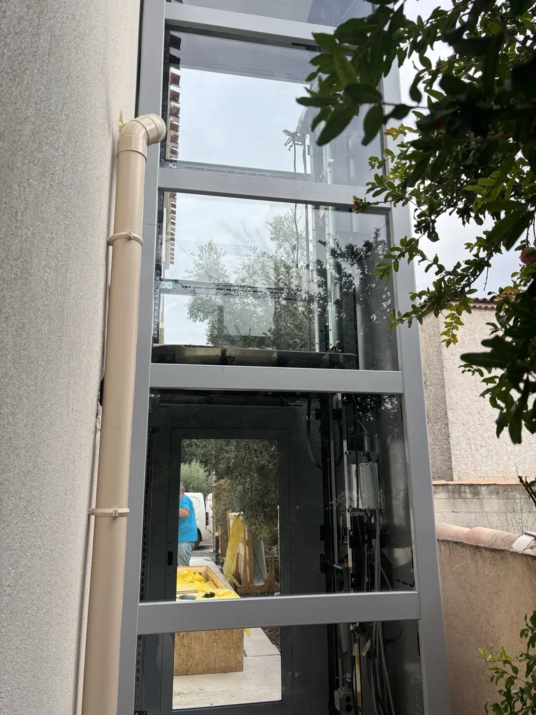 Vitré ou tôlé, le pylône autoporteur du VIMEC E10, un must pour une accessibilité réussie dans cet ERP à Marignane