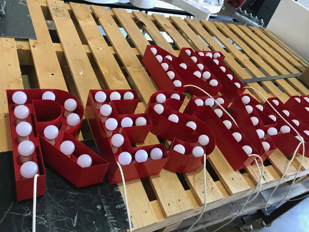 Lettres baignoires avec ampoules