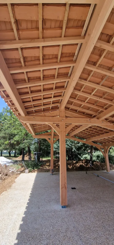 Conception d'un abri voiture en bois traditionnel de 10x6 au Plan d'Aups dans le Var