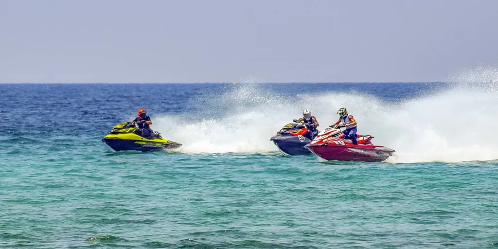 Profitez de louer un jet ski en toute liberté avec votre permis bateau sur Hyères et la région.