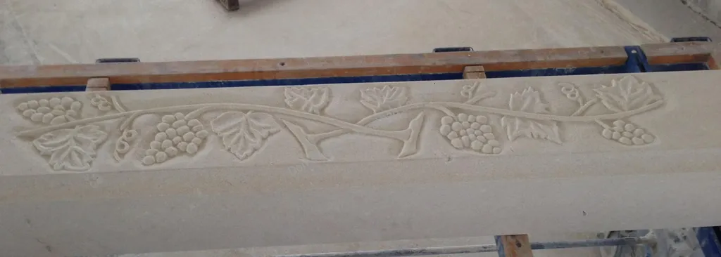 Cheminée et hotte en pierre d'Estaillades avec foyer fermé TOTEM