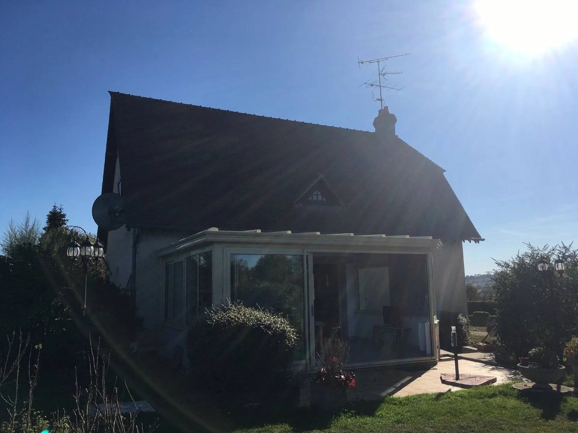 A découvrir jolie maison individuelle pourvue d'une véranda région Lisieux 14100