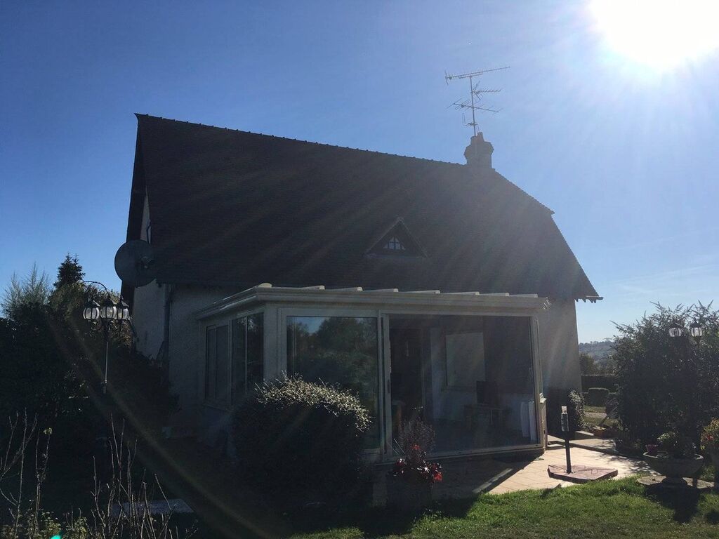 A découvrir jolie maison individuelle pourvue d'une véranda région Lisieux 14100