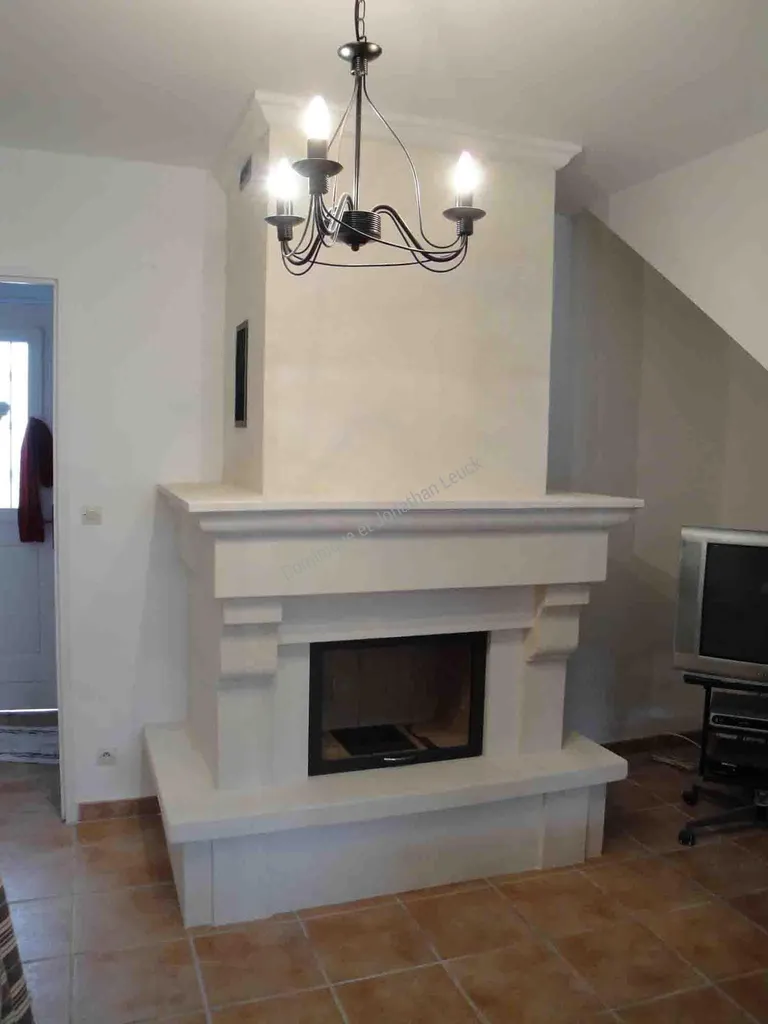 Cheminée et hotte en pierre d'Estaillades avec foyer TOTEM