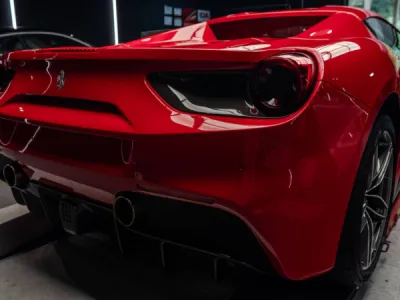 Film de protection XPEL posé sur l’ensemble de la carrosserie d’une Ferrari 488 GTB à Lorient.