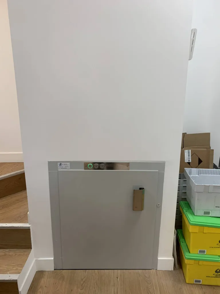 porte battante de ce monte-charges hydraulique HIDRAL avec les caisses de médicaments en attente de transport à Marseille