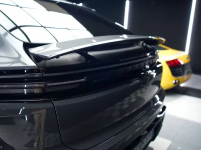 Porsche Macan montrant l’éclat de la peinture après un polissage complet, avec une finition lisse et brillante prête pour la protection.