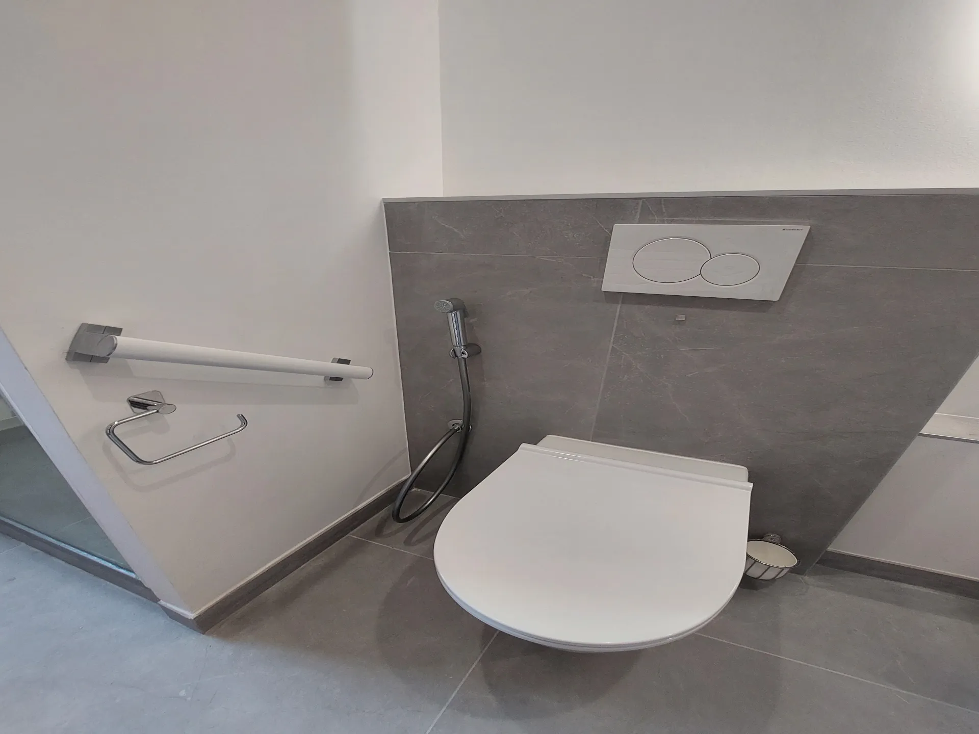 Toilette d'une salle de bain rénové 