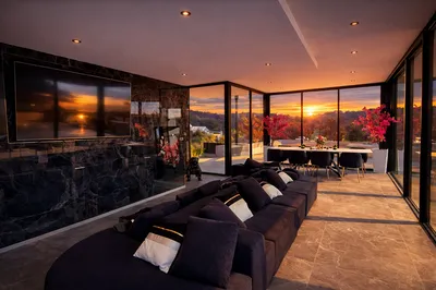 Villa contemporaine d’exception avec piscine et vaste terrain à Bandol offrant vue dégagée et fort potentiel de valorisation