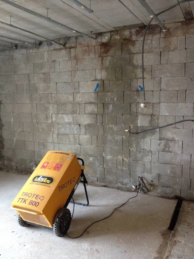 Assèchement des mûrs suite à un dégât des eaux à Belleville en Beaujolais