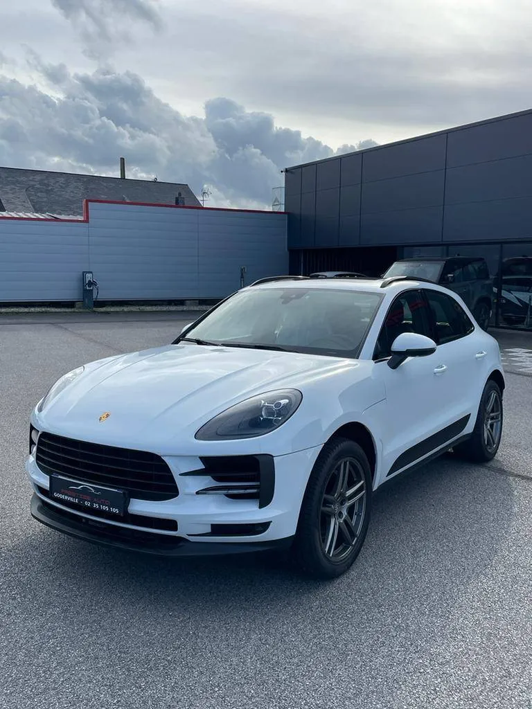 Silhouette élégante de la Porsche Macan à Deauville