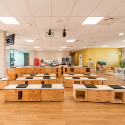 Aménagement d’entreprise optimisé pour le bien-être au travail, par l’Atelier D. architecte d’intérieur à Bordeaux