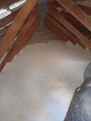 Isolation des combles par laine de verre soufflée chantier Aix-en-Provence