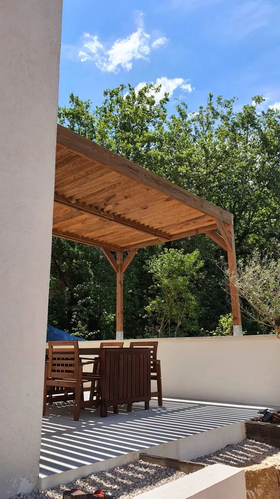 Persiennes et couverture de pergola en bois proche de Sainte-Maxime dans le Var 83