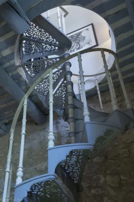 L'escalier un très bel élément du concept store Sacha à Ménerbes