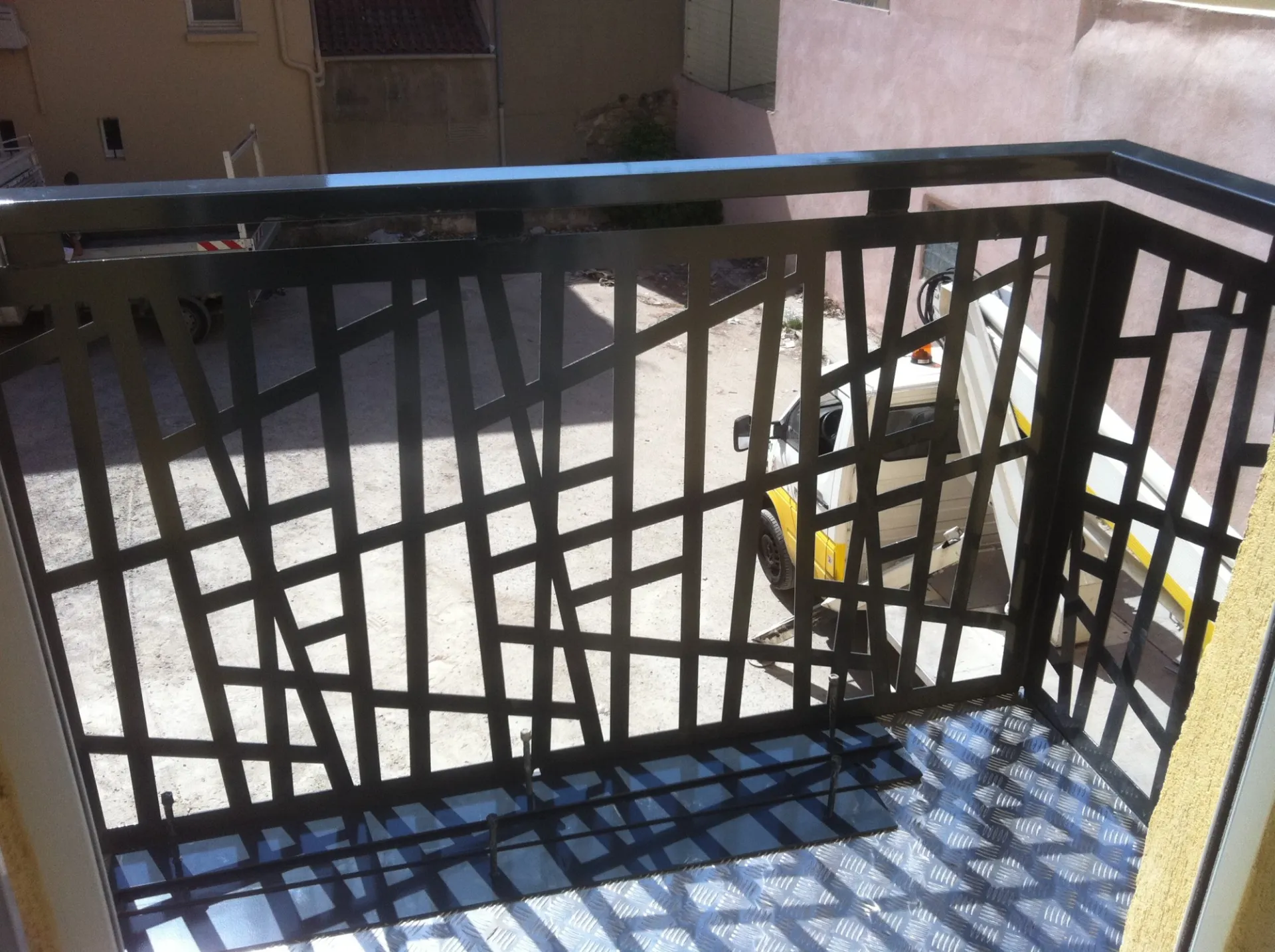 FABRICATION ET POSE GARDE CORPS DE SECURITE MODERNE EN FER FORGE AVEC MOTIFS OXYCOUPES  POUR BALCON A ISTRES