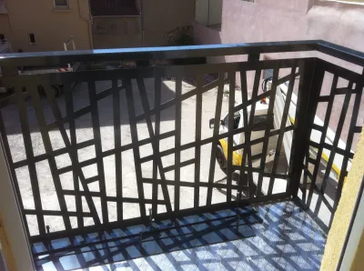 FABRICATION ET POSE GARDE CORPS DE SECURITE MODERNE EN FER FORGE AVEC MOTIFS OXYCOUPES  POUR BALCON A ISTRES
