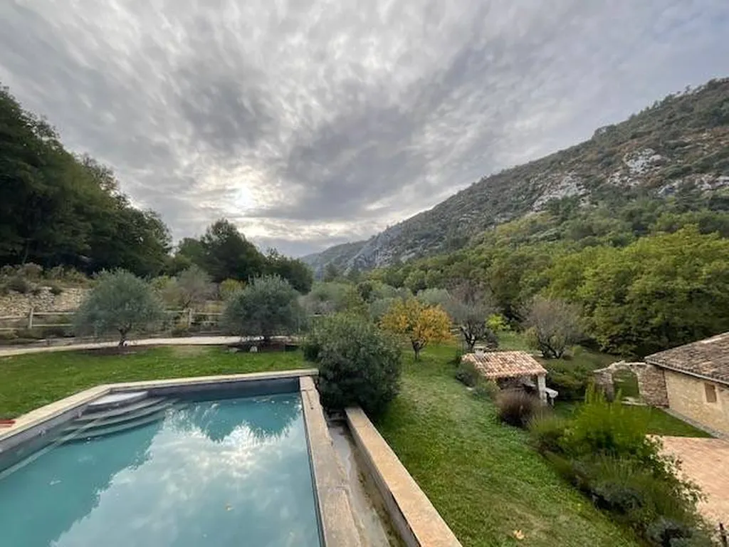 Entretien de jardin avec piscine à Maubec 13550 par Carré Vert, paysagiste des Alpilles, pour un espace extérieur impeccable et harmonieux