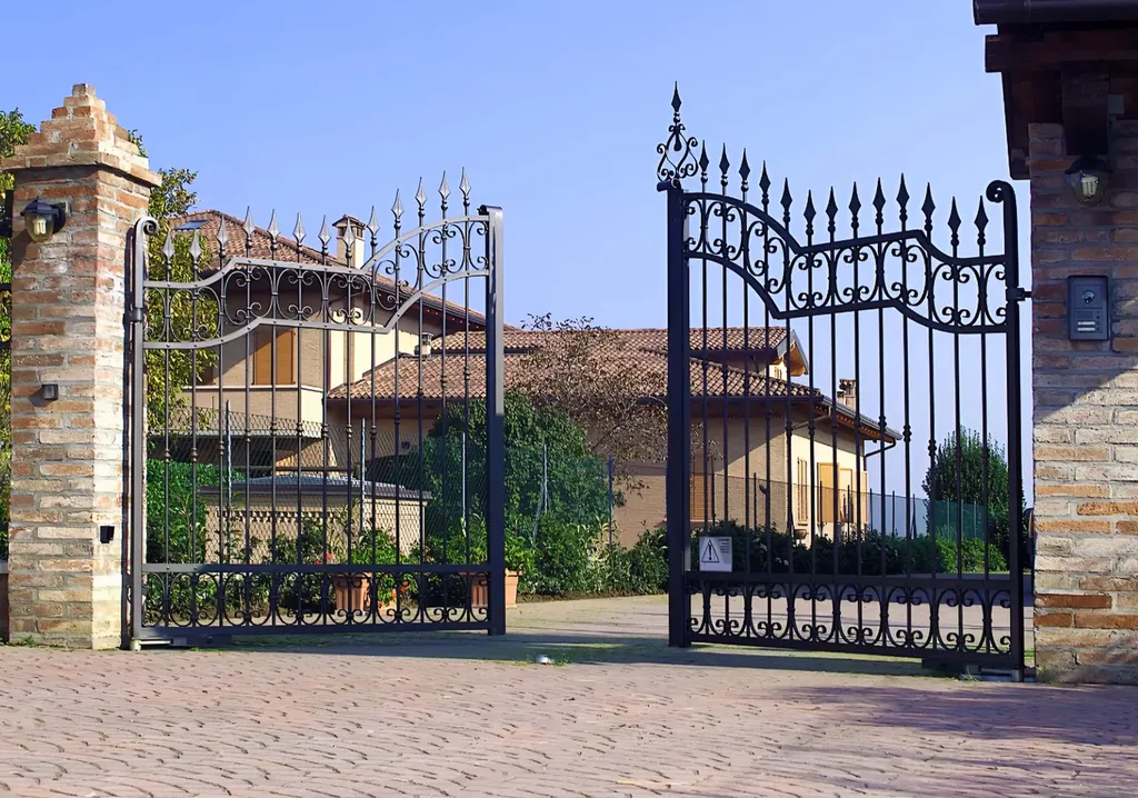 Portail automatisé avec motorisation FAAC et simply connect