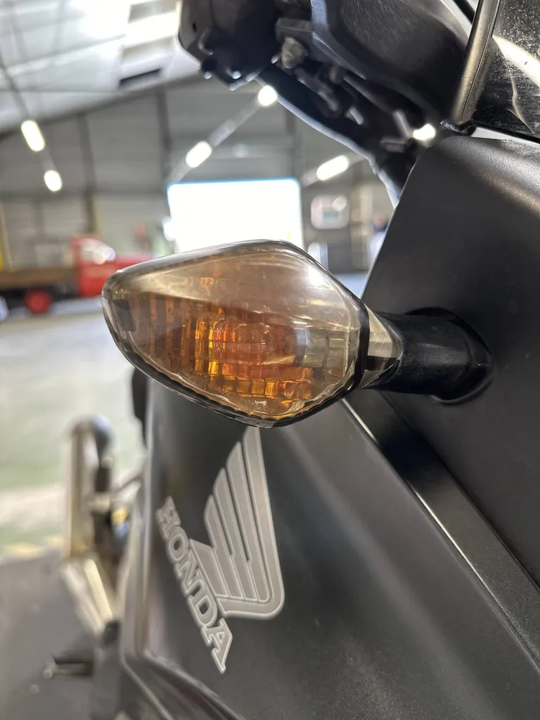 Vérification de l'état et du fonctionnement des clignotants de votre scooter, moto, quad et voiturette pendant le contrôle technique chez Autosur Martigues près d'Istres