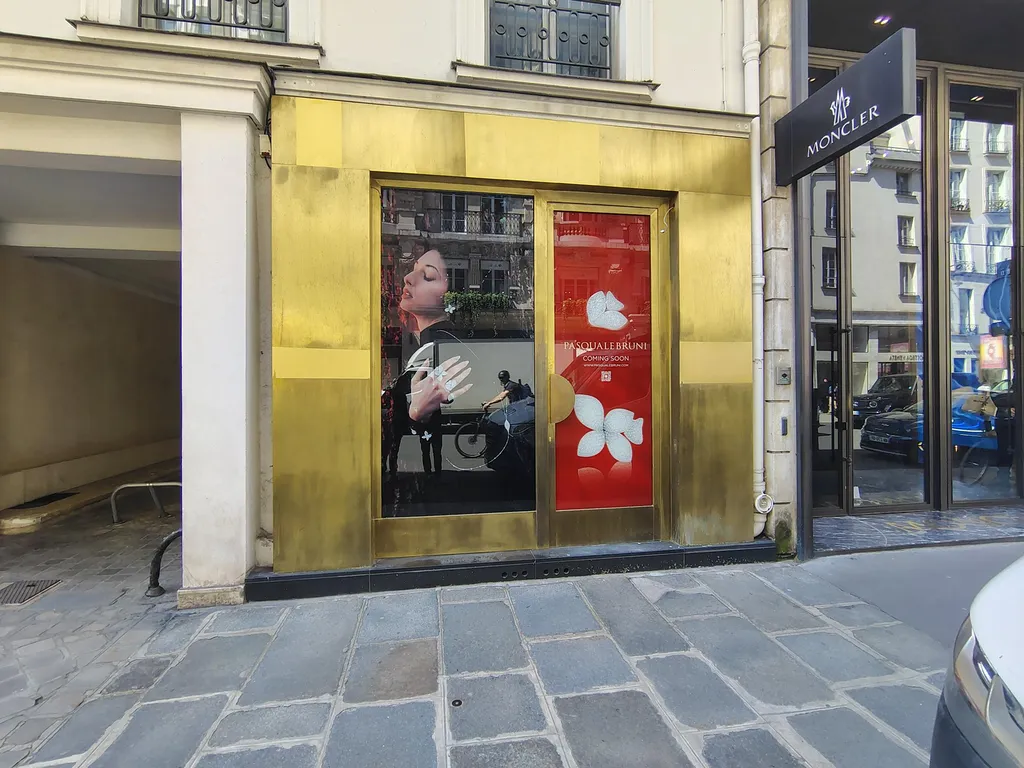 Vitrophanie pour annoncer l'ouverture de Pascale Bruni à Paris 8