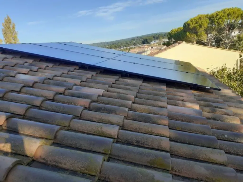 Solution hybride Dualsun 5000 pour une énergie solaire performante à Simiane-Collongue.